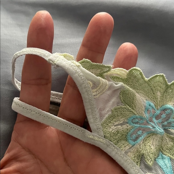 Victoria secret v string thong - Picture 7 of 9